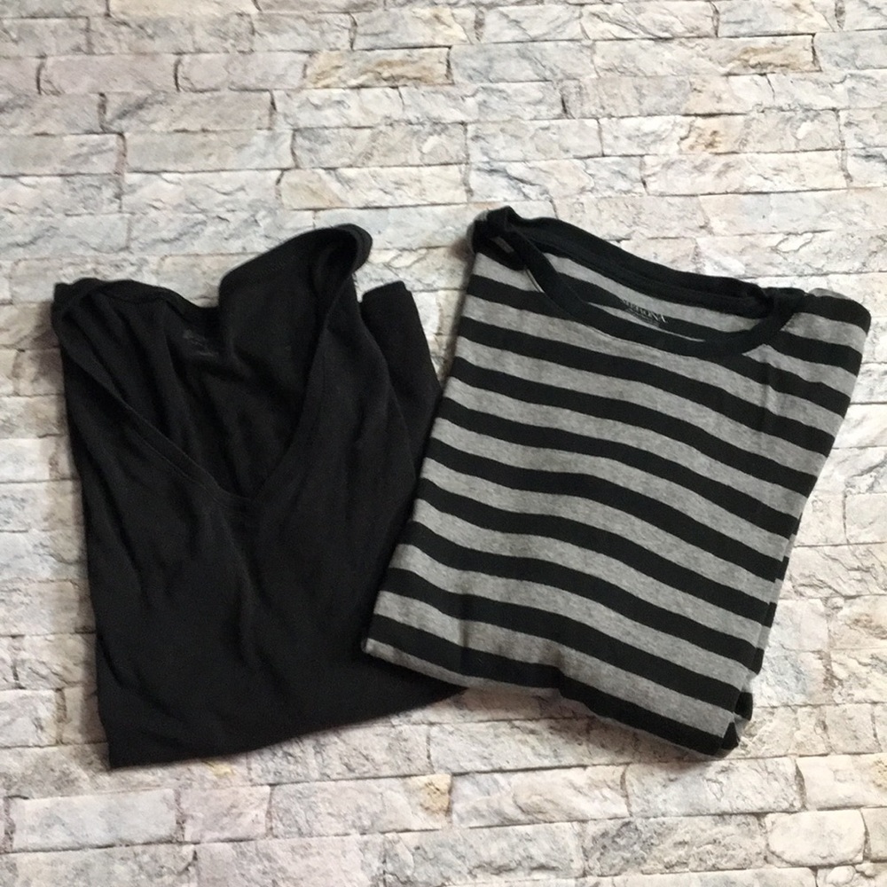 🌺 2 large long sleeve shirts
